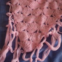 Плетен на една кука розов триъгълен шал, снимка 7 - Шалове - 34544456