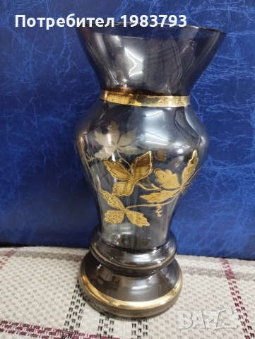 Красива ръчно рисувана ваза с финно злато. 