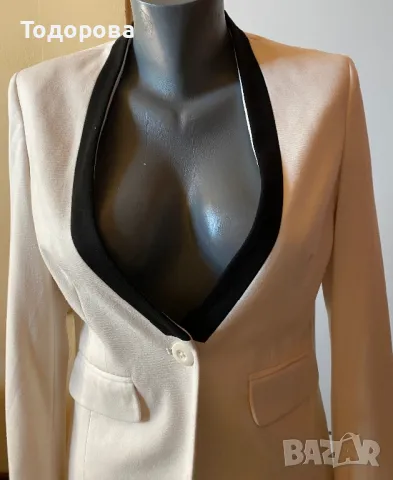 Сако от плътно трико, екрю с черен ревер.