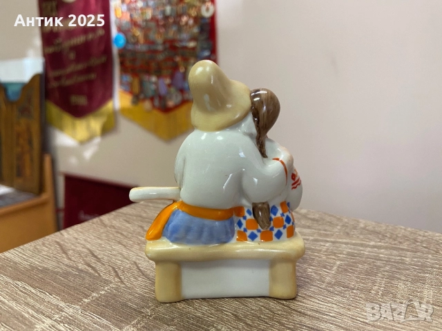Фарфорова статуетка „Двойка на пейка“, СССР, снимка 3 - Антикварни и старинни предмети - 52536773