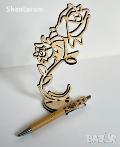 Дървена роза стойка с гравирана химикалка - подаръчен комплект