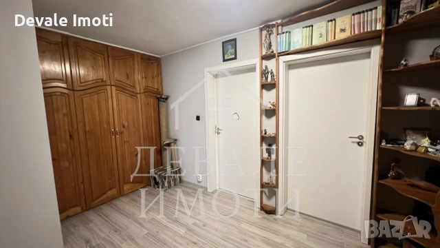 Продава се масивна двуетажна къща с гараж в гр. Мартен, снимка 6 - Къщи - 53354093