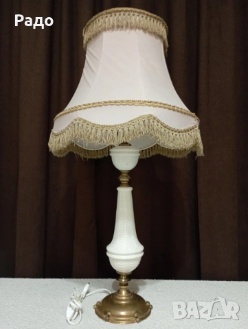 Много голяма старинна лампа с красив абажур