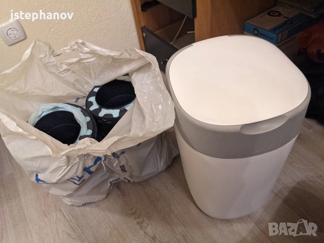Продаваме кош за памперси Tommee Tippee + 11 нови касети за него