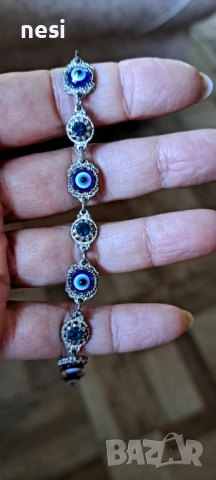 Посребрена гривна с камъни