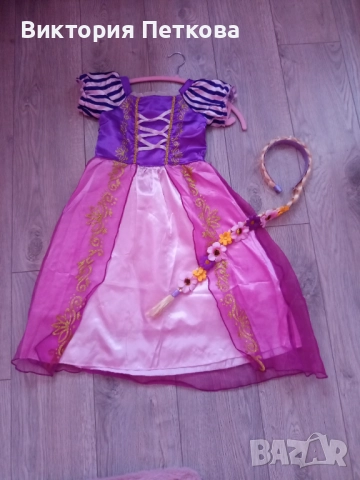 Рокля на Рапунцел с плитка към нея