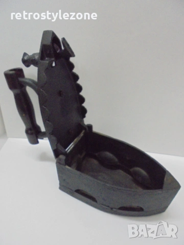 № 8559 Стара ютия на жар с декоративен елемент, снимка 4 - Антикварни и старинни предмети - 54072494