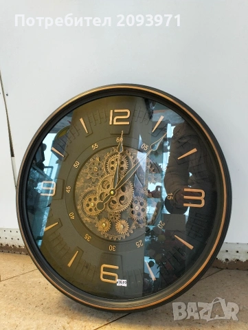 стенен часовник с движещ се механизъм