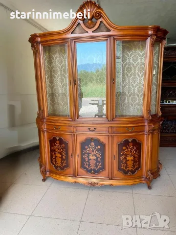 Изискана масивна витрина