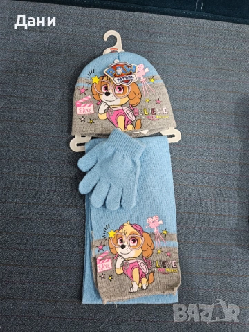 Продавам чисто НОВ комплект (шапка, шал, ръкавици) Paw Patrol - Skye