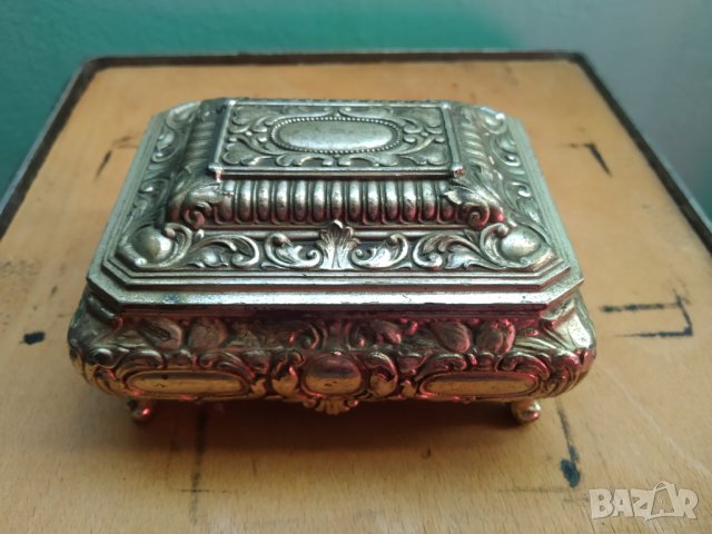 посребрена метална барокова кутия