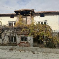 Двуетажна къща за продажба в град Петрич.