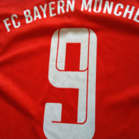 Байерн Мюнхен футболна фен тениска и №9 Левандовски размер М отлична, снимка 6 - Футбол - 44605698
