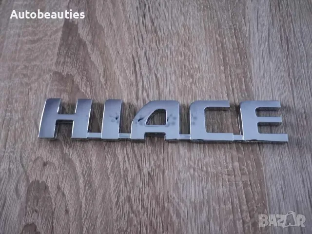 сребрист надпис Toyota Hiace