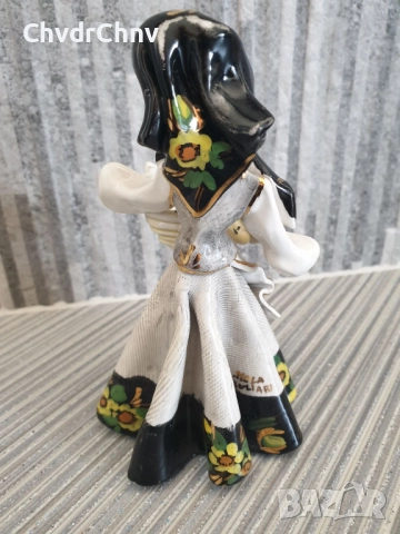 Малка порцеланова фигура/момиче с кошница/Mola Cagliara/статуетка 14см, снимка 4 - Статуетки - 51441514