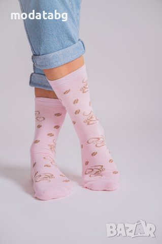 Забавни чорапи с надпис: "Ако ме обичаш донеси ми кафе"