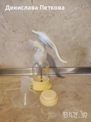 Лот възглавница за кърмене и ръчна двуфазна помпа за кърма Medela, снимка 3 - Аксесоари за кърмачки - 52796193