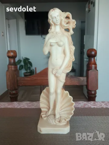 Красива ,италианска статуетка.