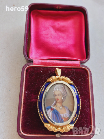 Уникално красив златен медальон злато 750 с емайл поставени три брилянта и два рубина