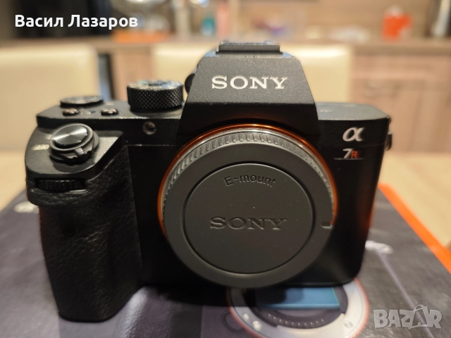 Фото апарат SONY a7r || в комплект с обектив SONY FE 2.8/50 MACRO .Вертикален грип SONY VG-C2EM , снимка 2 - Фотоапарати - 51985472