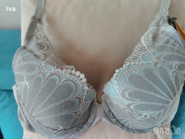 Нов сутиен Wonderbra Double Push Up Triangle 80H/36FF, 85I/38G дълбоко деколте, снимка 4 - Корсети, бюстиета, топове - 31974167