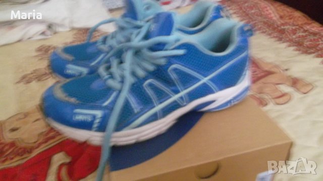 Сини маратонки.