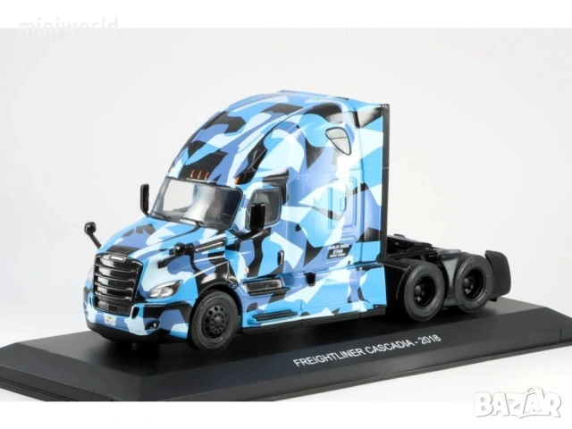FREIGHTLINER CASCADIA „Blue Camo“ влекач 2018 - мащаб 1:43 на Hachette моделът е нов в блистер