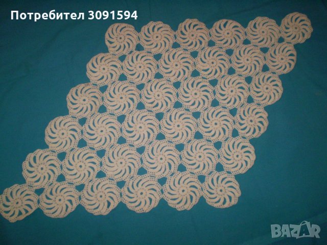 Старинна плетена на една кука покривка за маса тишлайфер