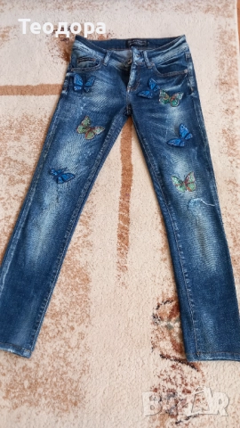 Дънки с 3Д пеперуди, снимка 2 - Дънки - 52774831