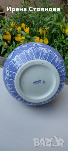 Голяма китайска ваза. Ръчно рисувани флорални елементи в бяло и синьо. , снимка 7 - Декорация за дома - 47321266