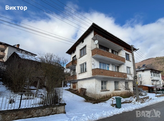 Продава се масивна къща с двор и гаражи – с. Смилян гр. Смолян