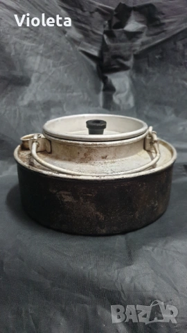 Много стар войнишки чайник.