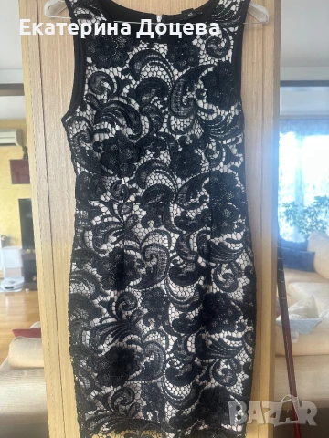 Рокля с черна дантела