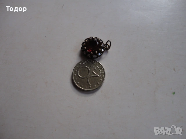 Сребърен медальон колие червен камък 