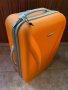 Оранжев твърд куфар, много лек 3.5 кг  перфектно състояни