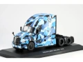 FREIGHTLINER CASCADIA „Blue Camo“ влекач 2018 - мащаб 1:43 на Hachette моделът е нов в блистер, снимка 1