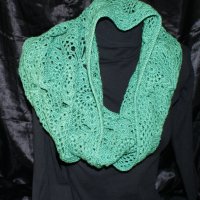 Зелен Ръчно плетен на една кука шал /плетиво подарък hand made/, снимка 3 - Шалове - 35141623