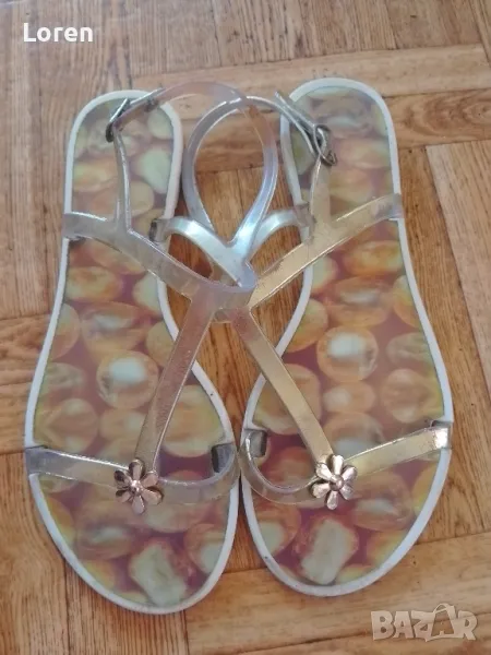 Подарявам силиконови сандалки в златист цвят със шарена стелка, снимка 1