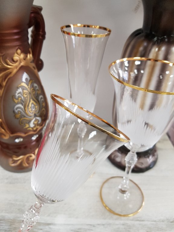 Чаши за вино и шампанско със златен кант в Чаши в гр. Банкя - ID35429198 —  Bazar.bg