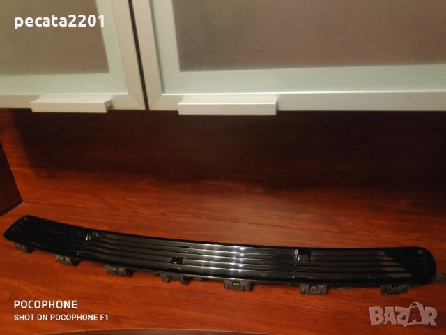 Продавам - горна решетка преден капак в комплект с пръскалките за Мерцедес