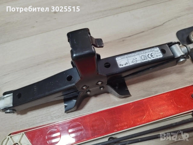 Крик за автомобили BATZ, Авариен триъгълник , снимка 2 - Аксесоари и консумативи - 40482087