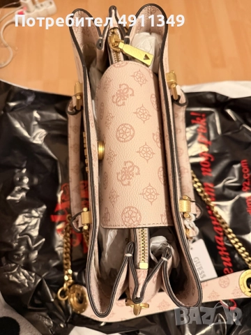 Маркова чанта на Guess, снимка 6 - Чанти - 56191710