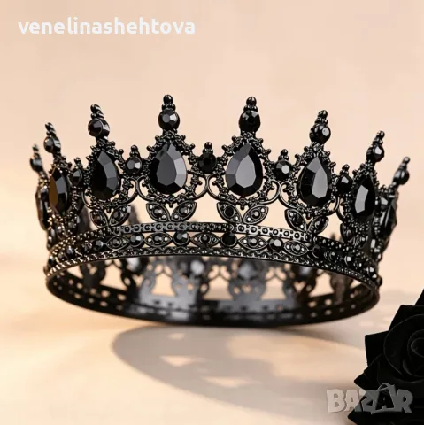 Грамадна черна корона черни камъни декорация торта 