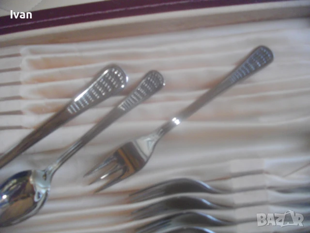 НОВ КОМПЛЕКТ ПЕРЛА 18 БРОЯ БЪЛГАРСКИ СОЦ ВИНТИДЖ 1970-ТЕ ГОДИНИ ПРИБОРИ ЗА ХРАНЕНЕ КОЖЕН КУФАР ЛУКС, снимка 11 - Прибори за хранене, готвене и сервиране - 50991960