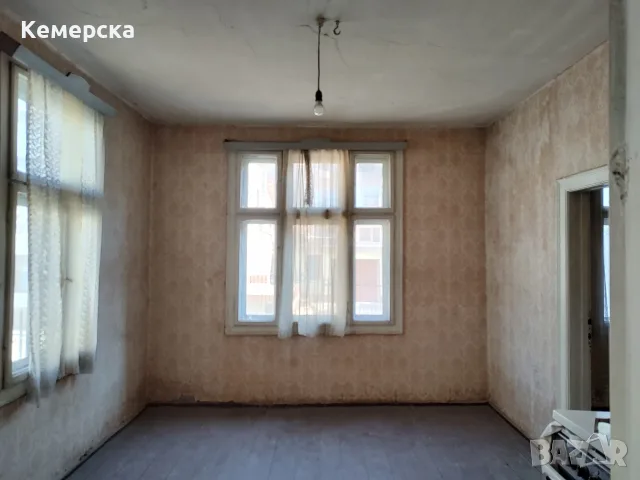 Продава едноетажна къща заедно с 2/3 ид.ч от двора в широк център, снимка 2 - Къщи - 55884742