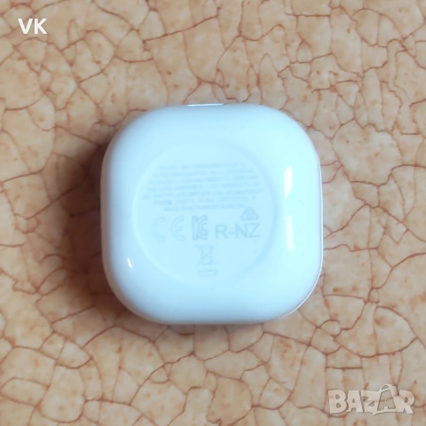 Samsung SM-R180 - заряден кейс за Galaxy Buds Live!, снимка 3 - Слушалки, hands-free - 54022275