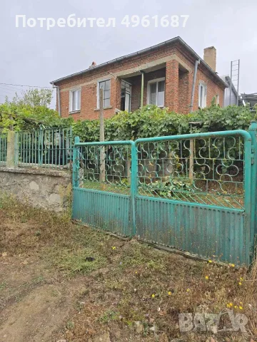 Двуетажна къща с двор в с.Момина Църква