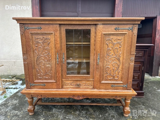 Дървена витрина / шкаф – класически стил