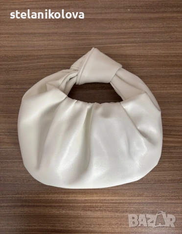 Бяла кожена чанта