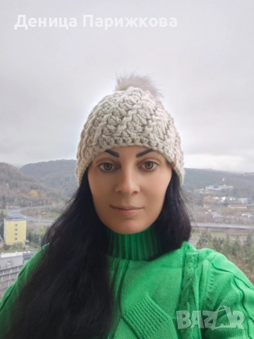 Ръчно плетена релефна шапка „Стела“ с подвижен пухкав помпон, снимка 5 - Шапки - 52593633